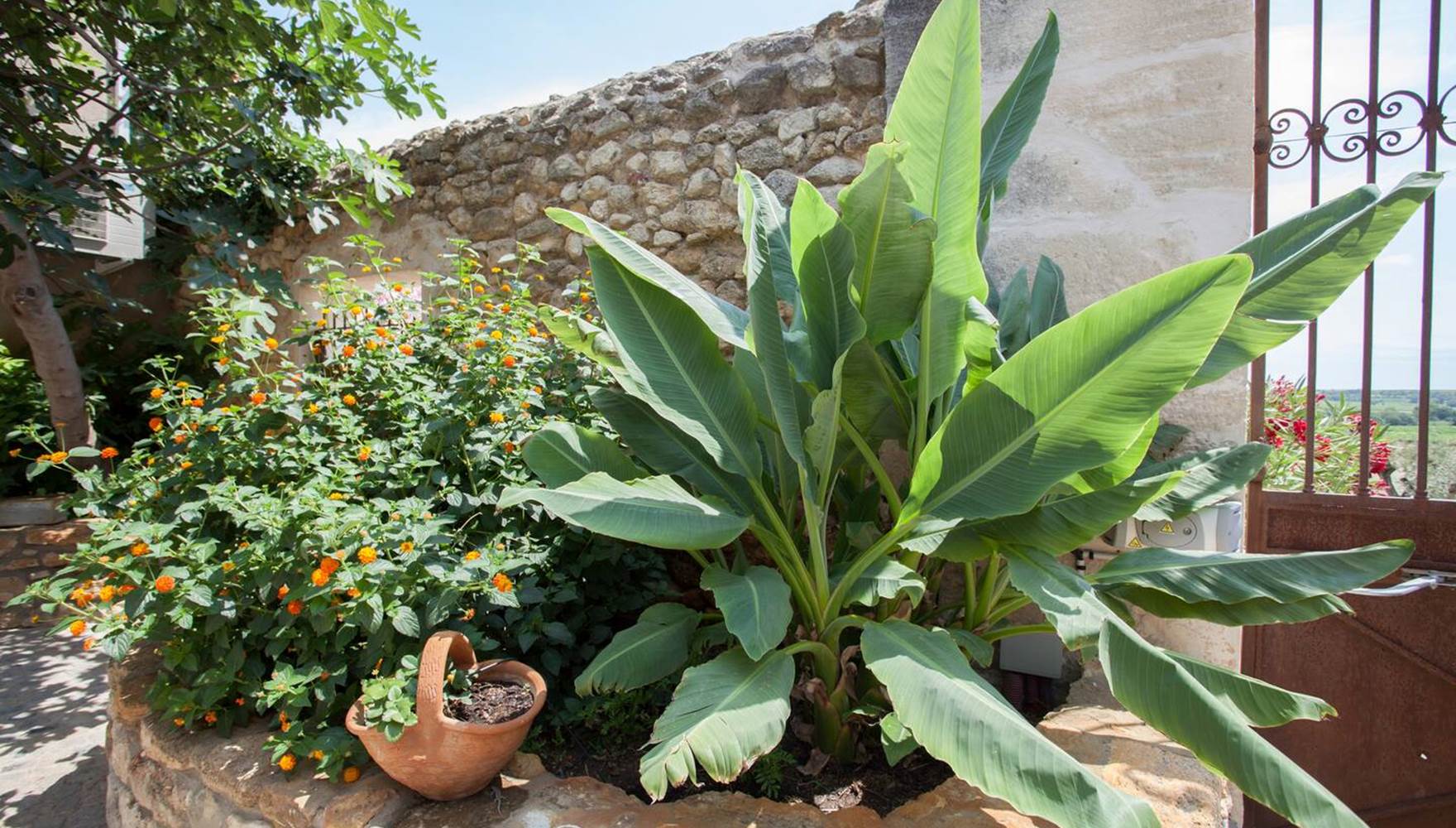 Gîte de standing pour 6 personnes avec balcons, piscine et espaces extérieurs privés