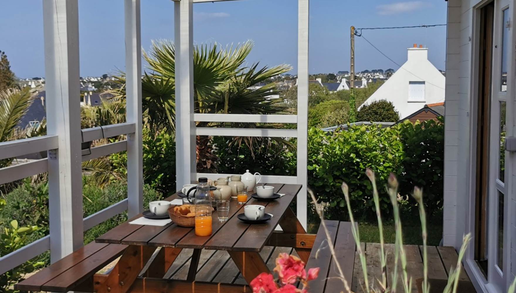 Petit déjeuner en famille en terrasse aux chalets de Kerescar avec vue sur la nature bretonne