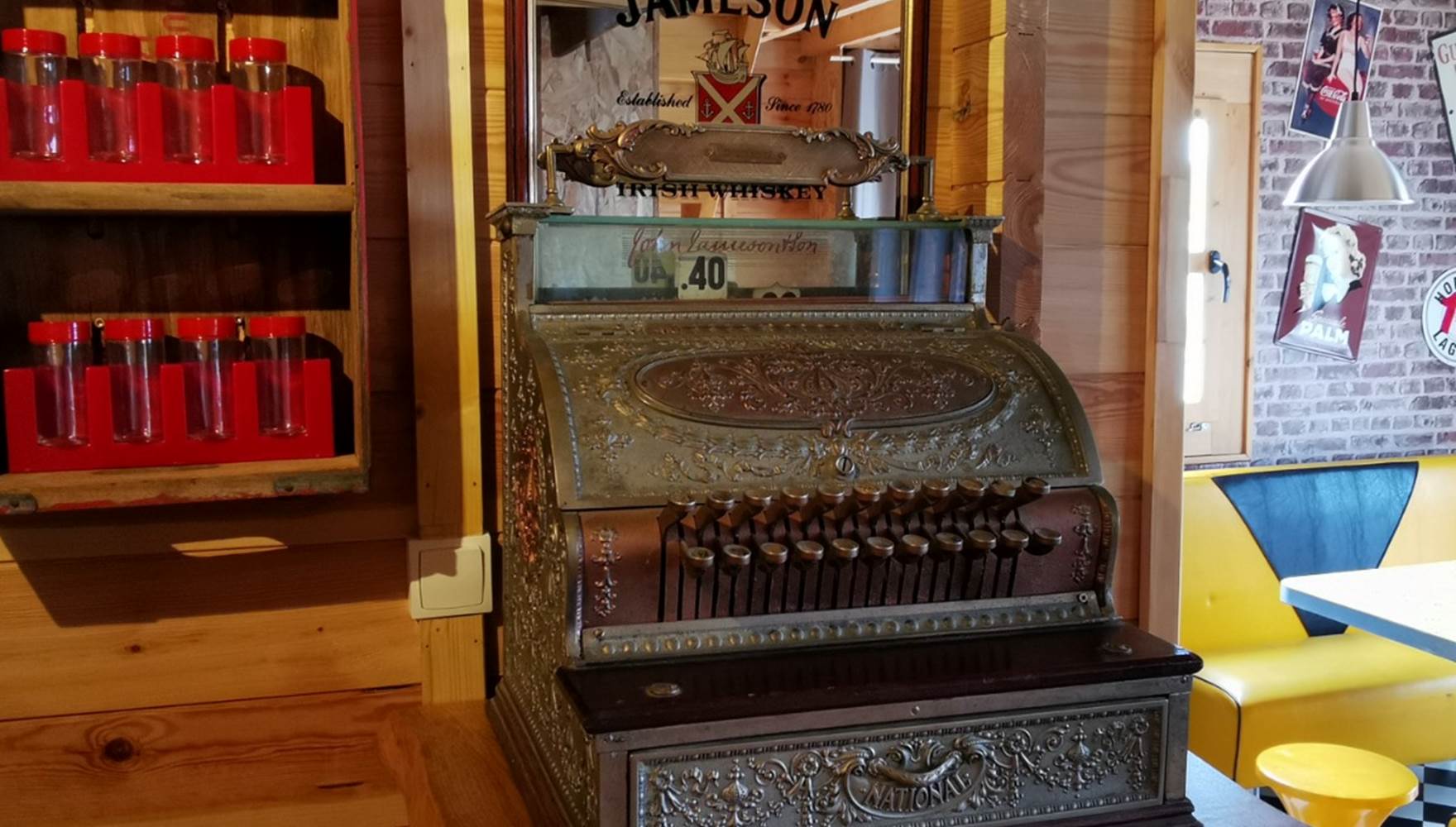 Bar style saloon au charme rétro, idéal pour des moments conviviaux en famille aux Chalets de Kerescar à Plouarzel