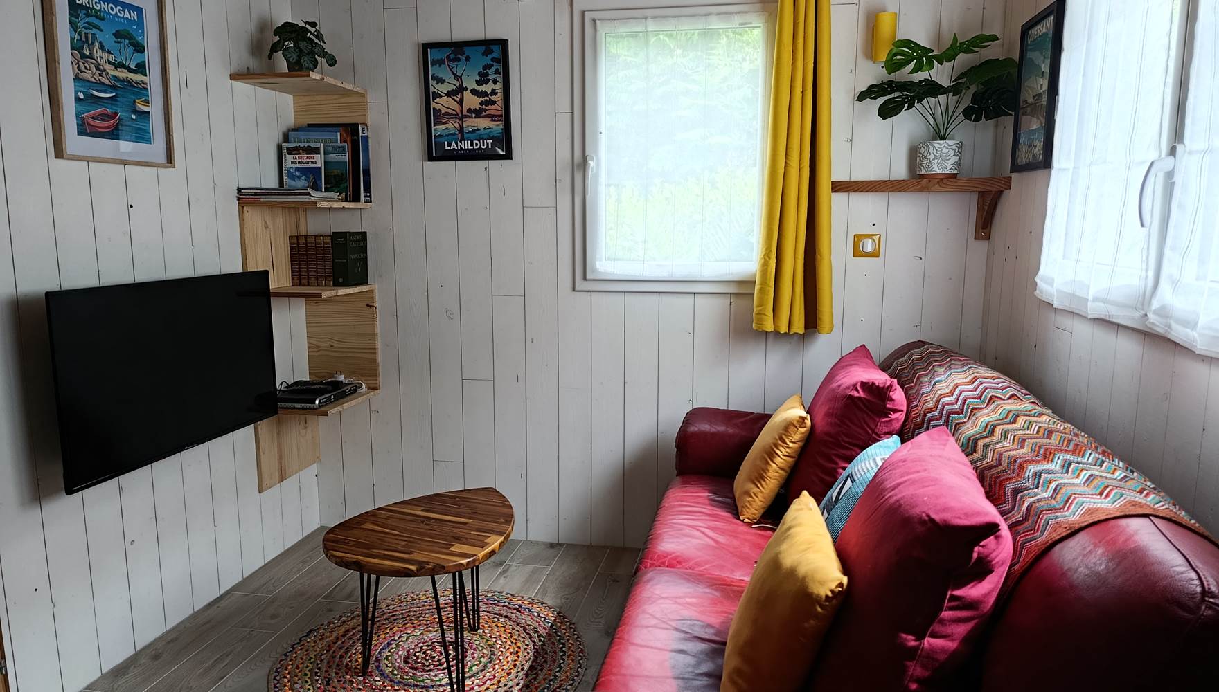 Détente dans son salon bohème au Lodge de Kerescar à Plouarzel