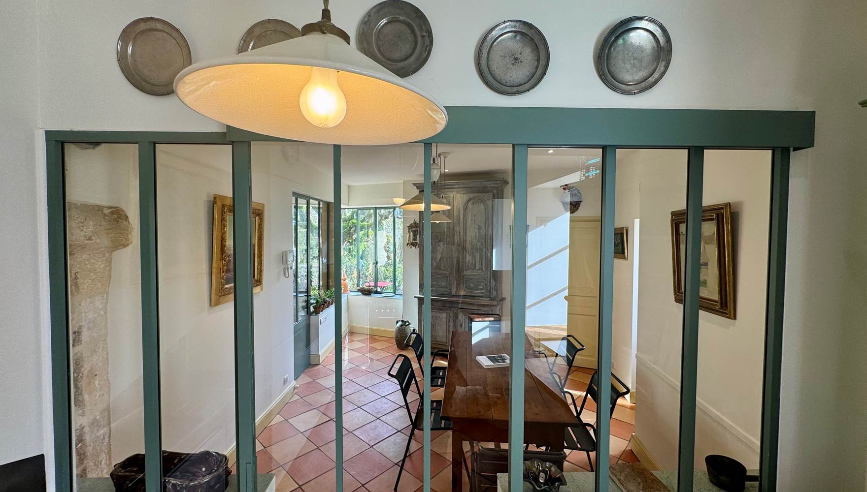 La salle à manger avec vue sur le jardin