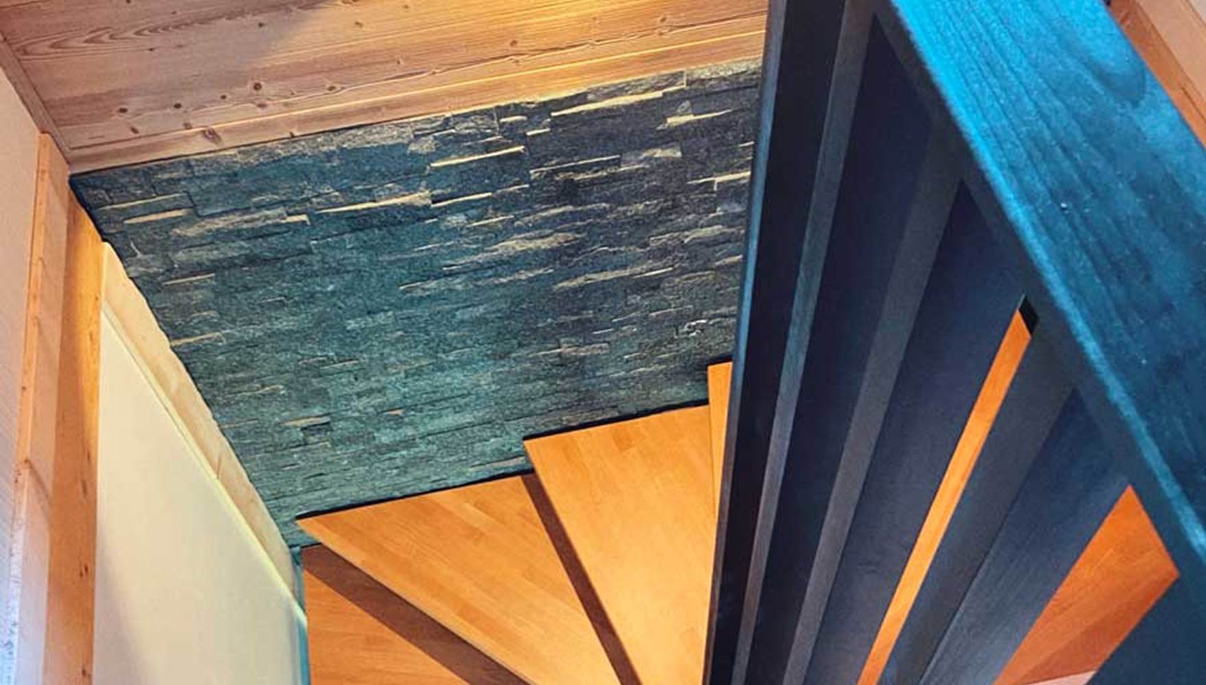 Cage-d'excalier-depuis-el-haut-Sommand-Chalet-de-luxe-Les-carroz-de-Mary