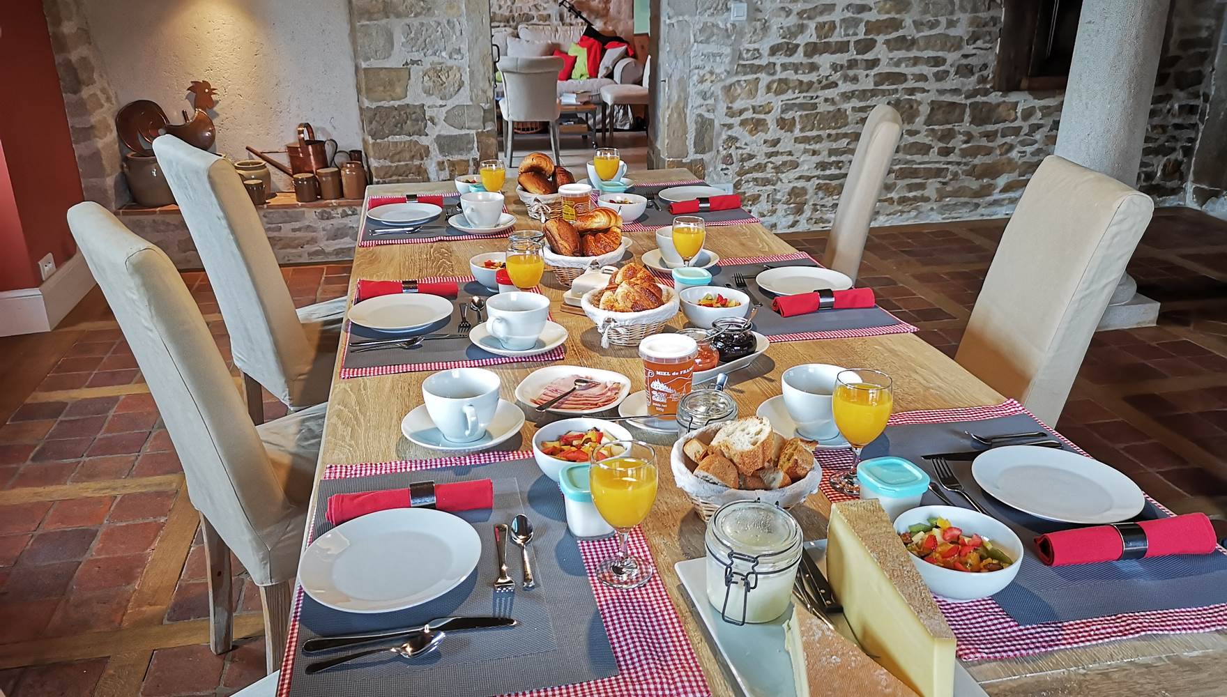Profitez de notre petit-déjeuner copieux, entièrement préparé sur place