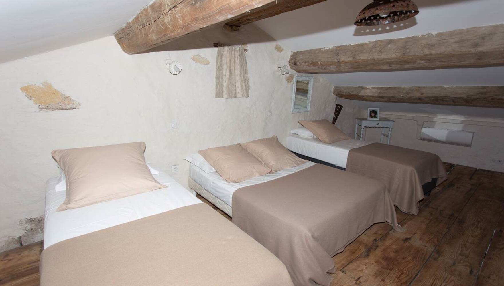 Chambre cosy avec lit 160x200, idéale pour un couple en séjour dans l’Hérault