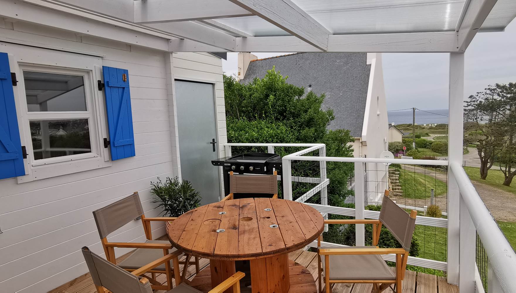 Vacances iodées en Bretagne entre amis sur la terrasse vue mer sur la Baie de Porspaul à Plouarzel