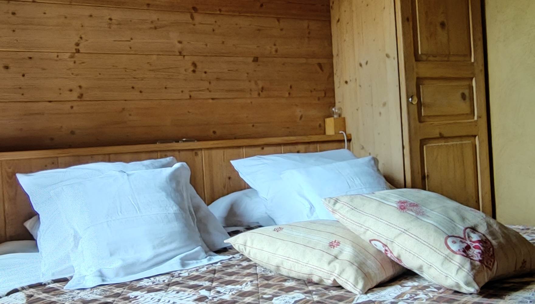 detail de la chambre junior suite petit coeur en bois blond esprit montagne