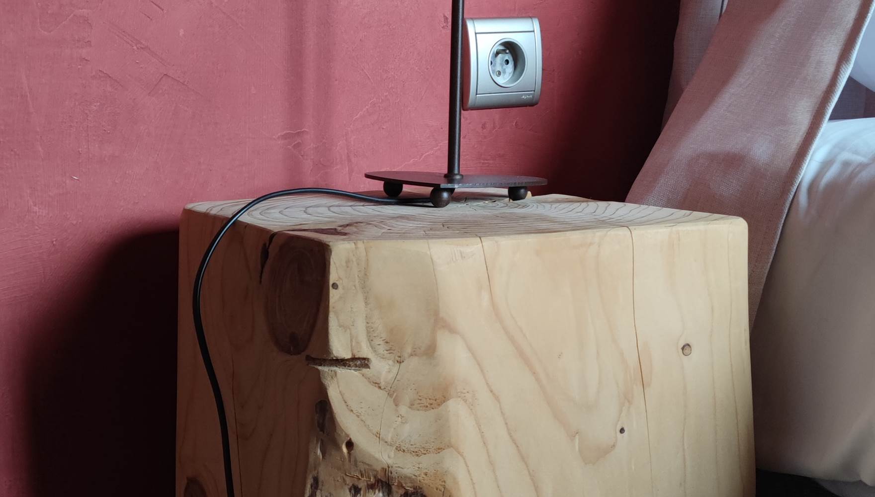 pied de lampe en bois brut