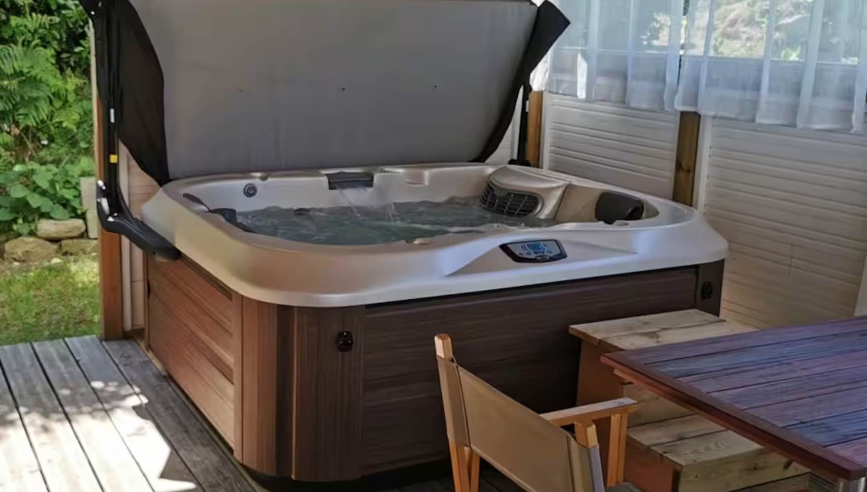 Jacuzzi privatif couvert du Lodge des Chalets de Kerescar à Plouarzel, idéal pour une escapade bien-être en Bretagne