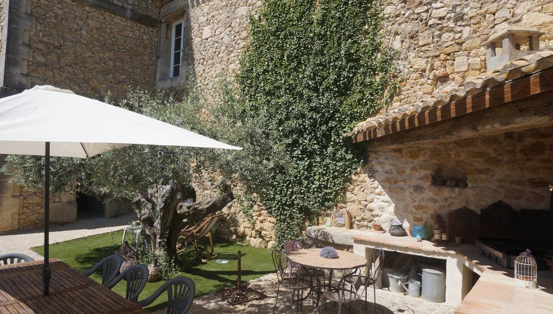 Maison traditionnelle aux murs blanchis à la chaux dans le domaine Sainte Suzanne en Occitanie