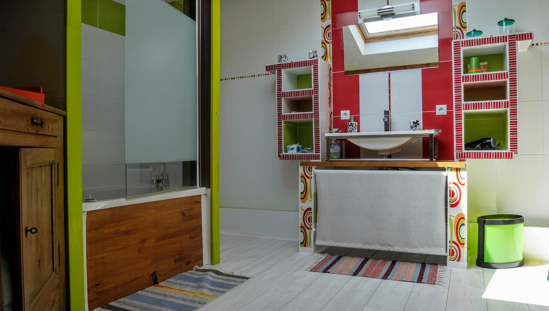 salle de bain haut avec douche et toilettes