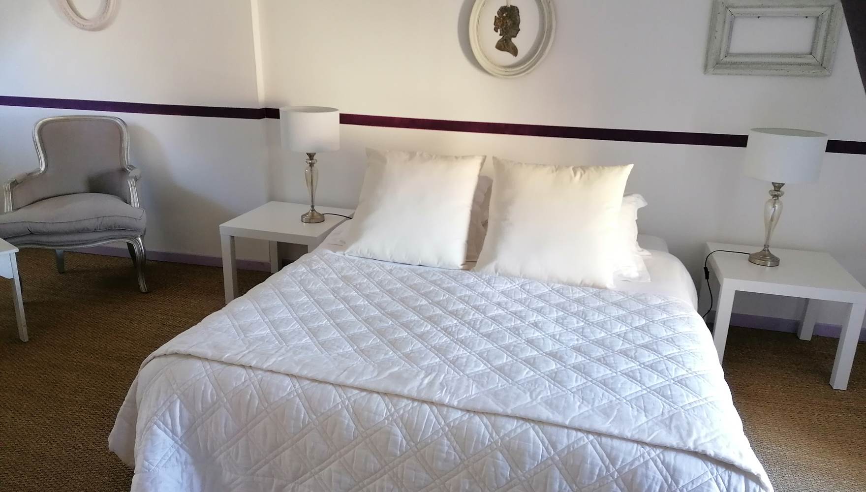 Chambre double de 25 m² aux tons prune avec entrée privée et vue sur la rivière — maison d'hôtes La Malposte, Reviers