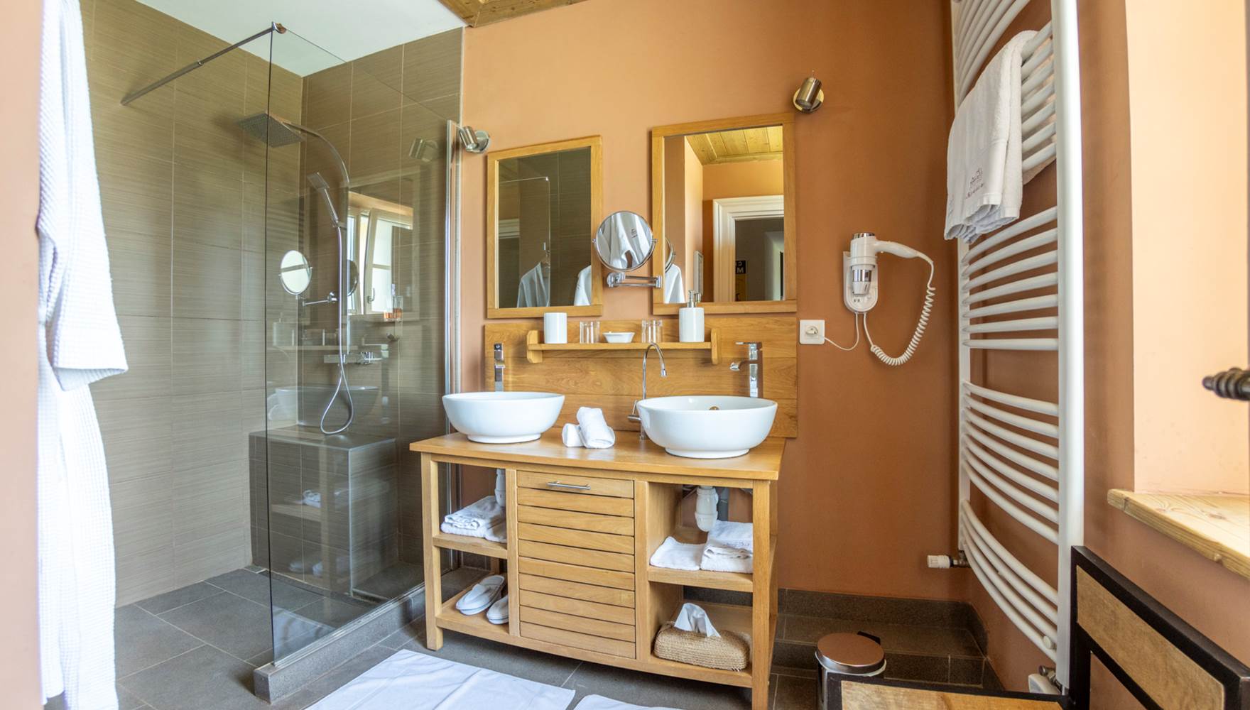 Plongez dans l'élégance de la salle de bain de la chambre Courbet