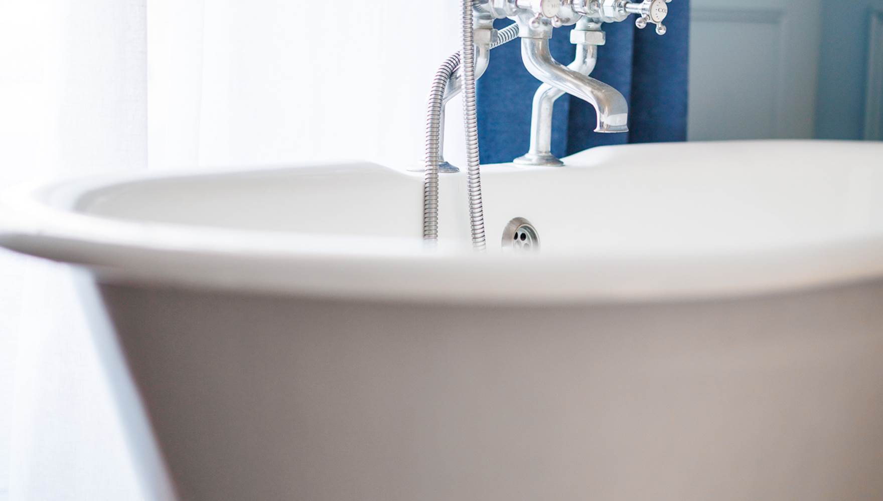 Baignoire sur pieds chambre bleue Gite de charme le Quatre Feuilles proche Puy du Fou