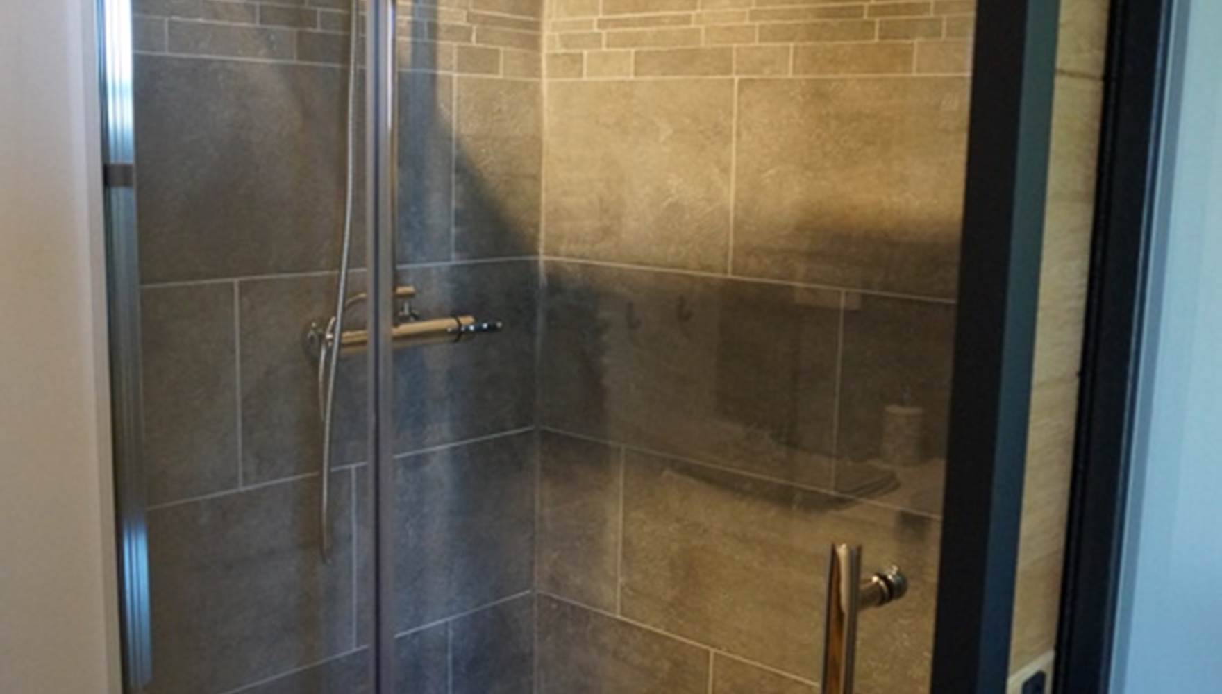 Chambre cran aux oeufs - douche - La Rogeraie