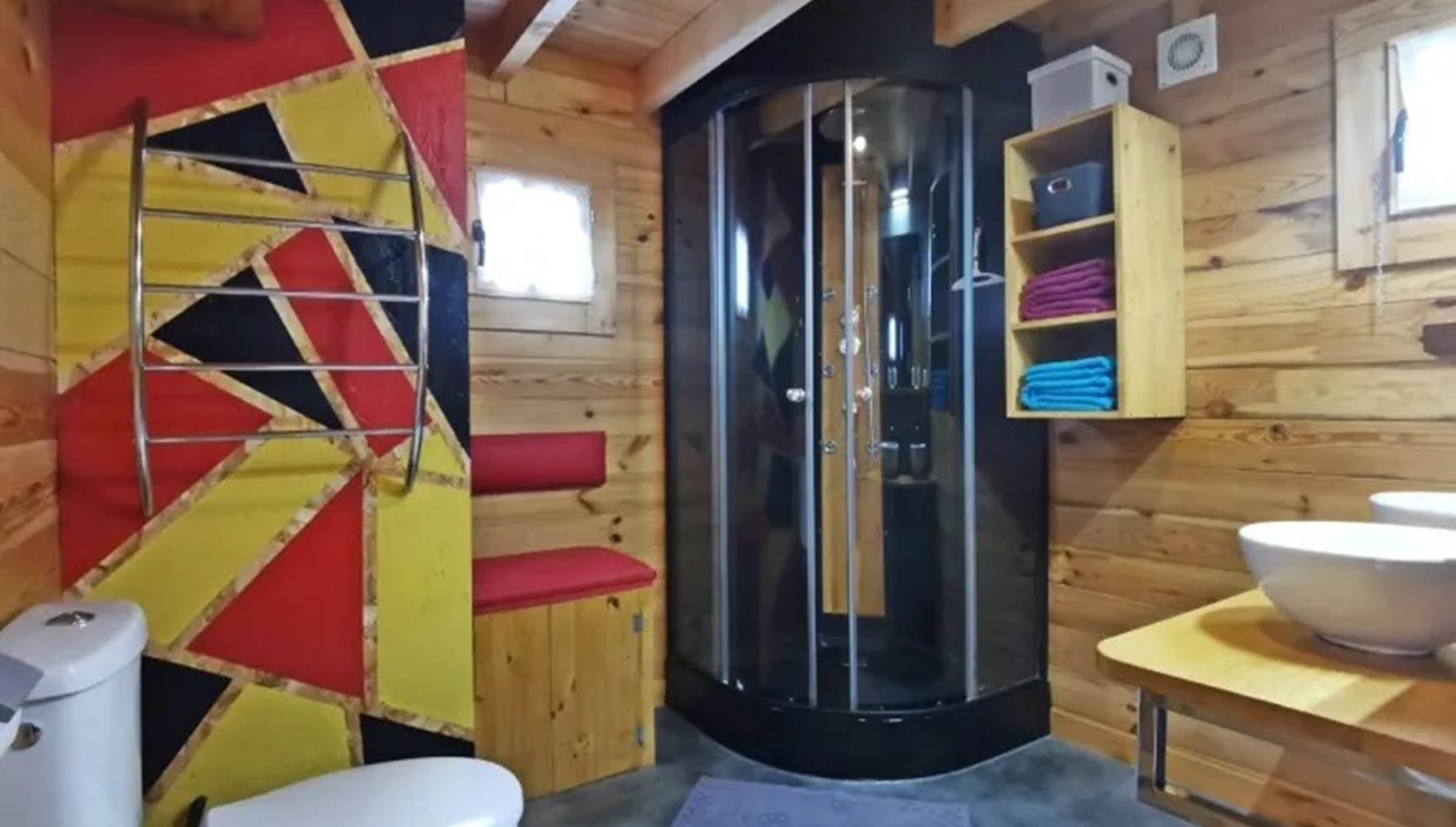 Salle d’eau moderne avec douche et doubles vasques au Chalet de Kerescar, pour des vacances en couple à Plouarzel