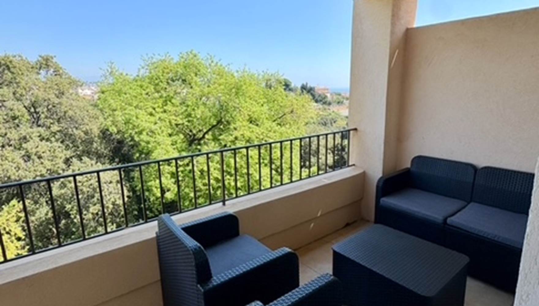 Domaine Lou Bel Azur- La terrasse avec Salon de jardin