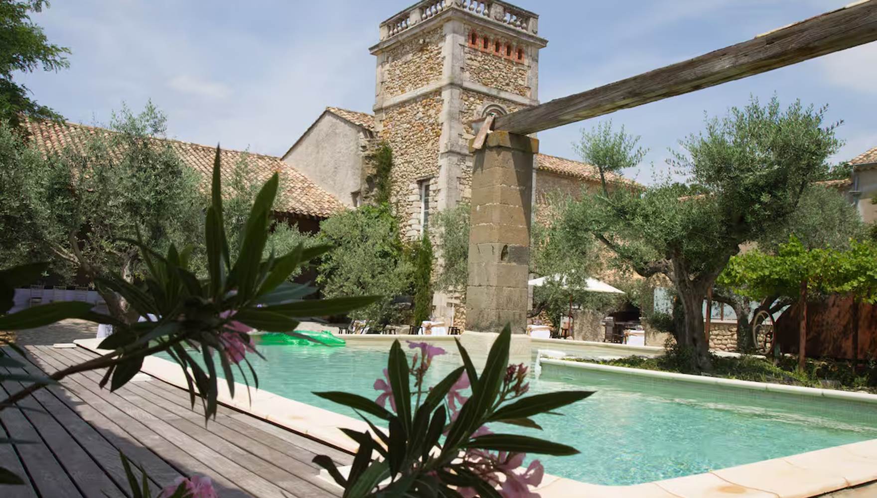 Espace pool house aménagé au bord de la piscine, idéal pour se détendre en été