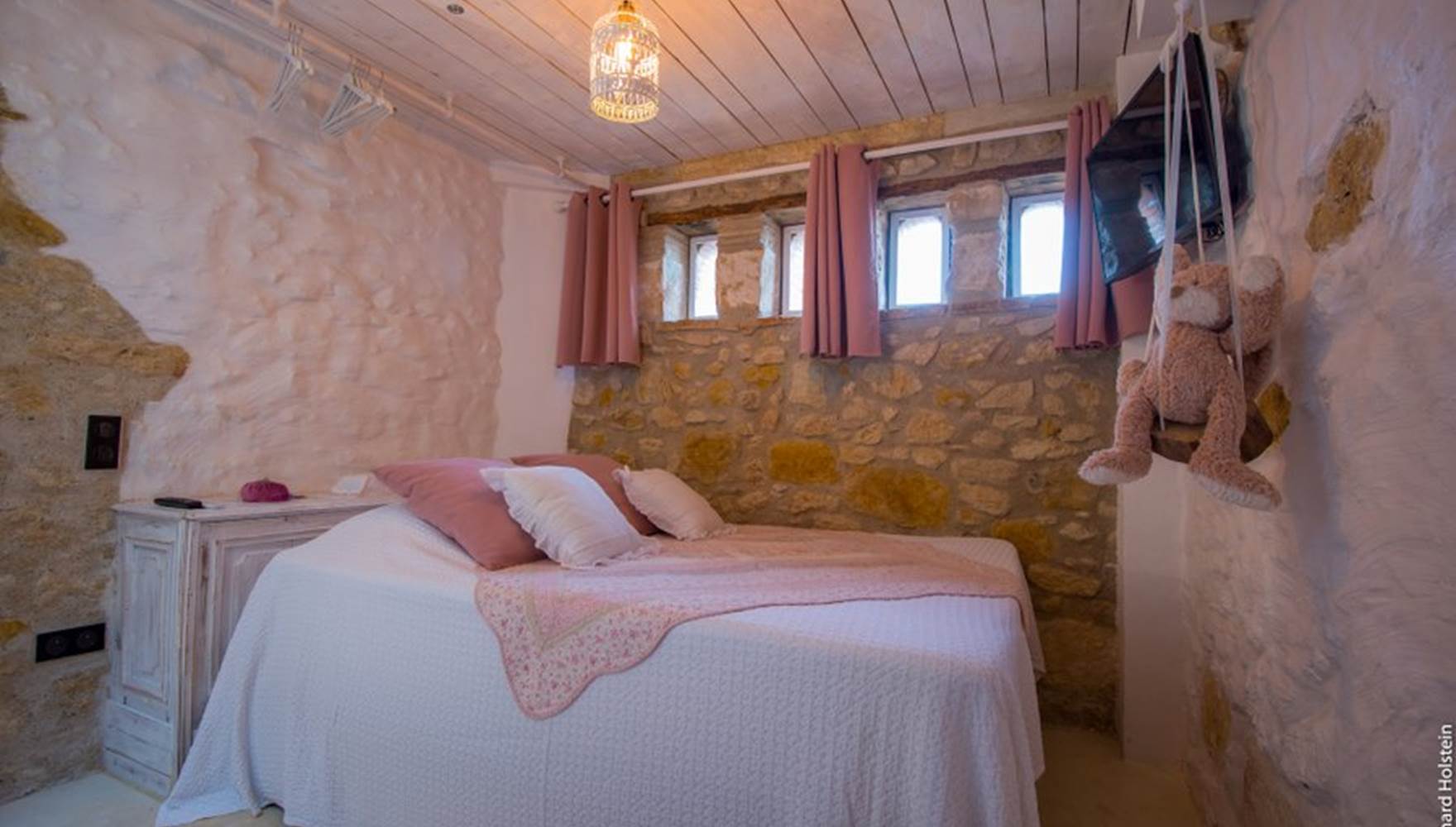 Lit double 160x200 dans un cadre intimiste et romantique avec décoration soignée