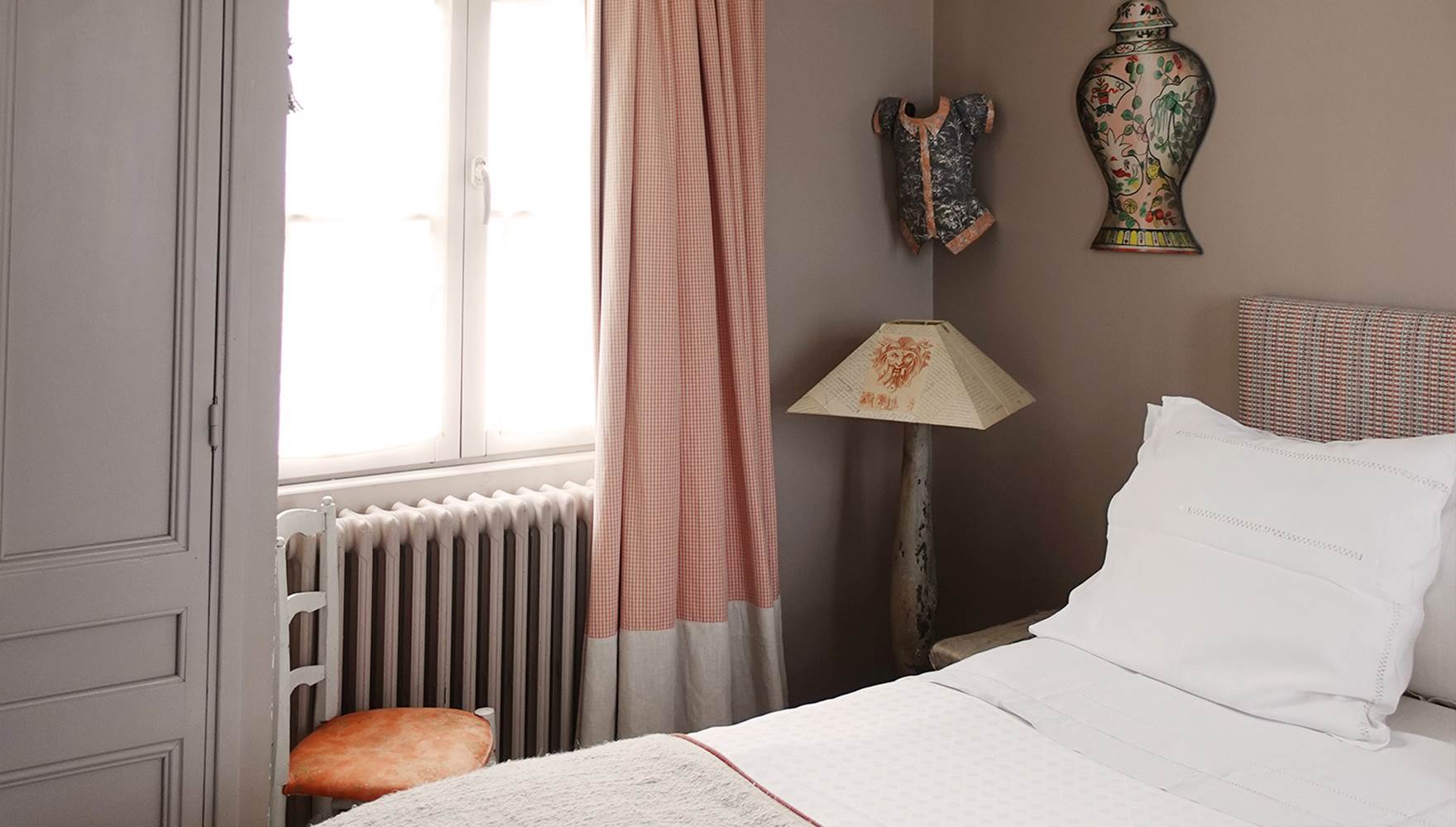 chambre-cosy-decoration-soignee-lit-confort-honfleur-calvados