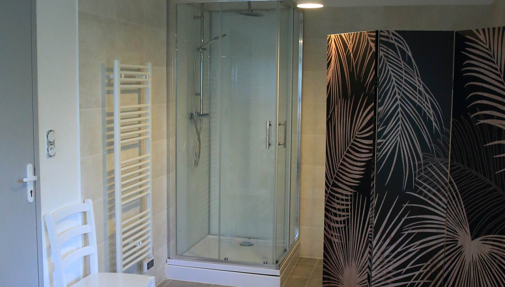 douche et toilettes dans salle de bain