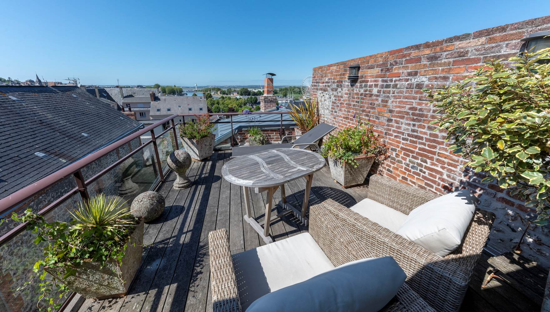La chambre s'ouvre sur une terrasse privée et sa vue imprenable sur l'estuaire