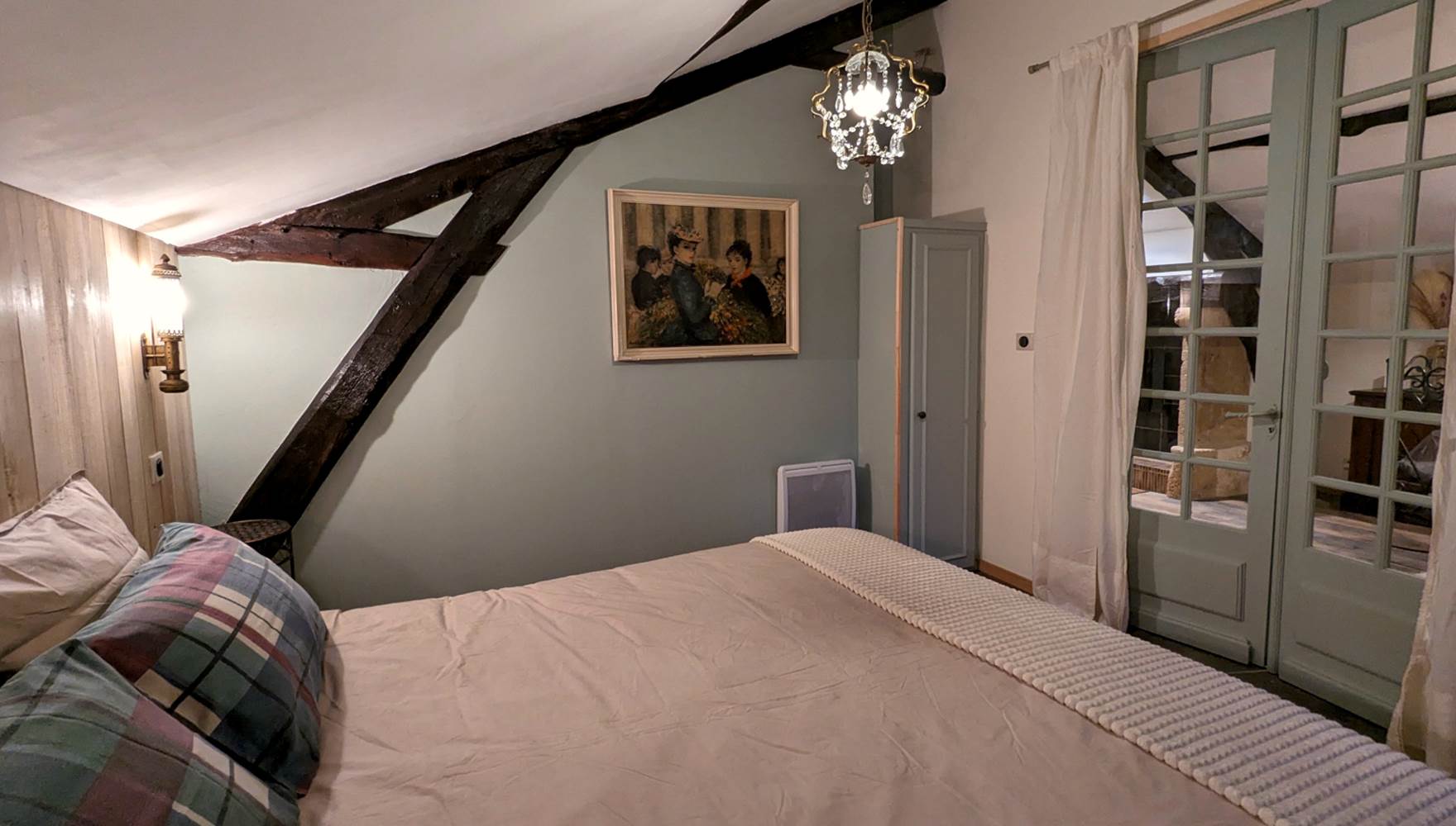 Chambre rez-de-chaussée. Accès vers le balcon.