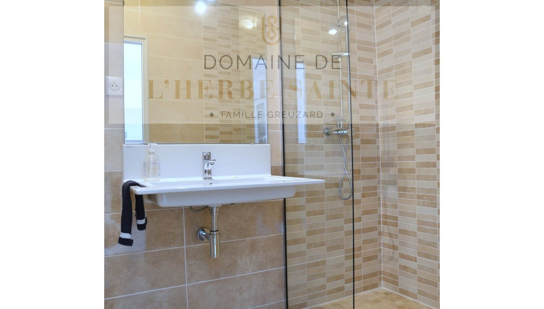 SAlle d'eau pour PMR du Gîte Artémsiai