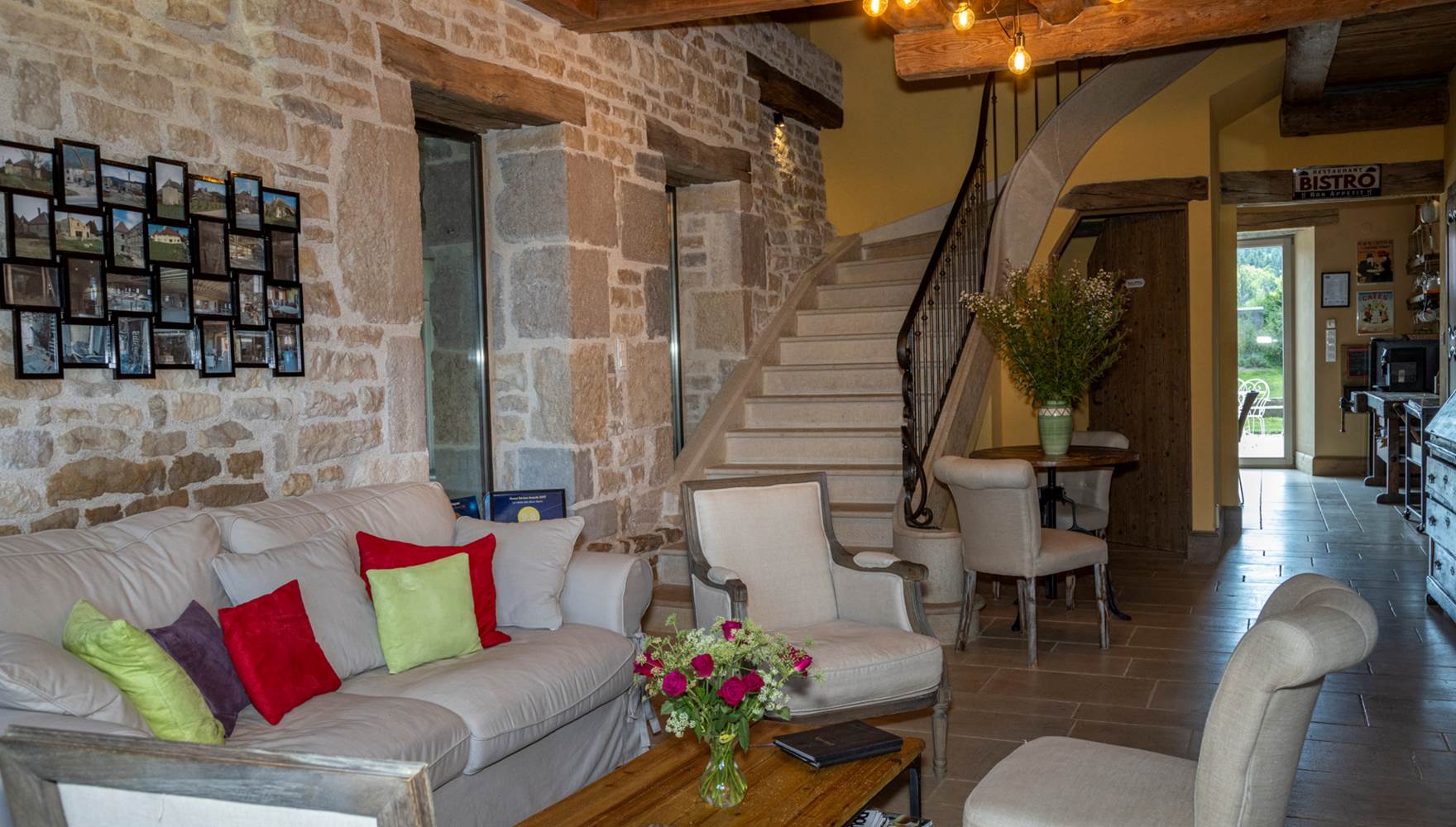 Plongez dans l'atmosphère apaisante du hall d'accueil