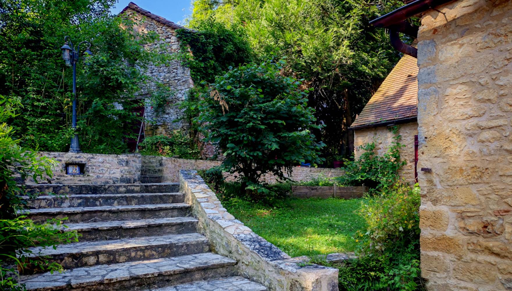 Four à pain et escaliers vers le logement 2 personnes