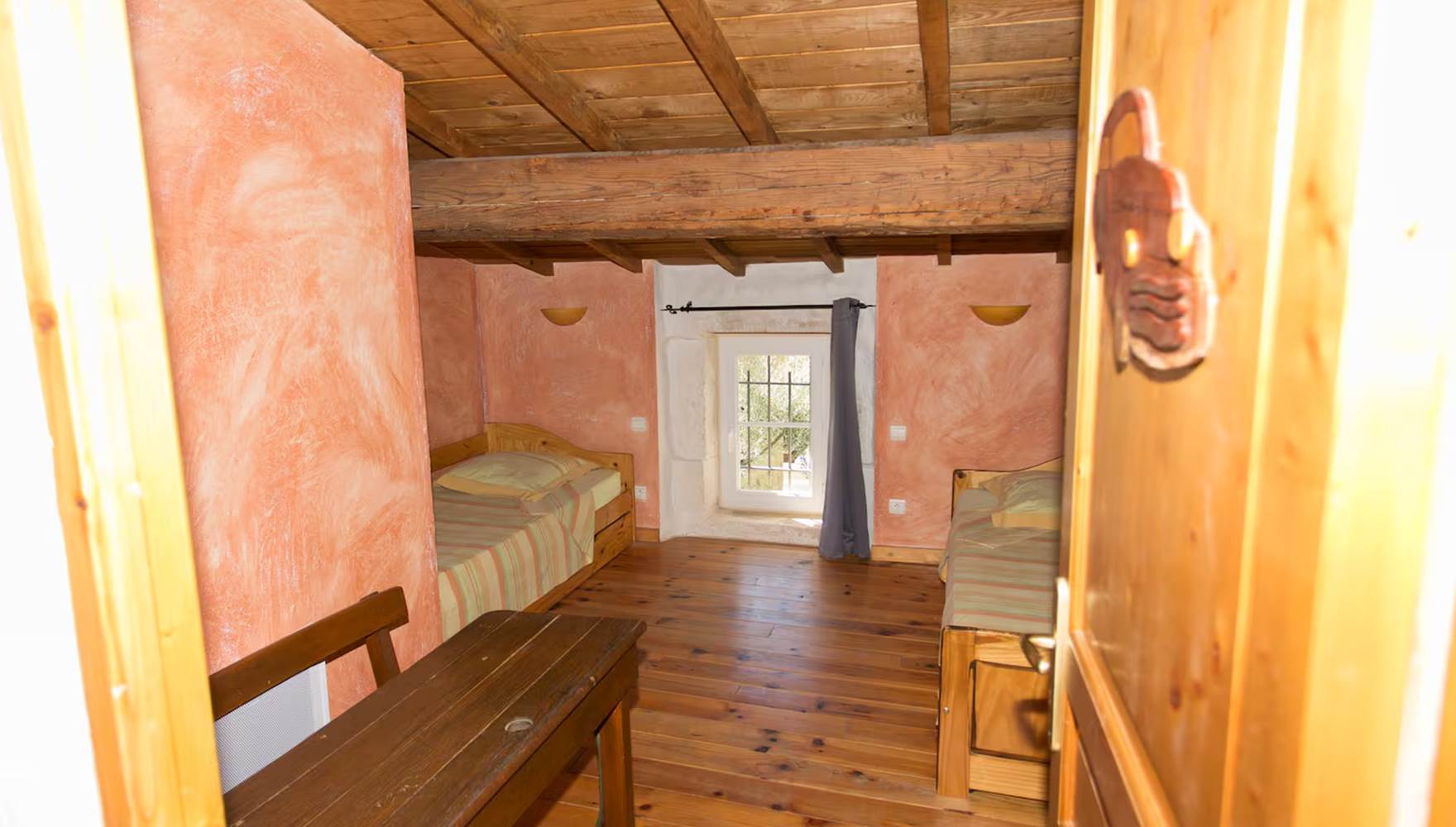 Chambre adaptée aux enfants avec lits superposés et décoration conviviale