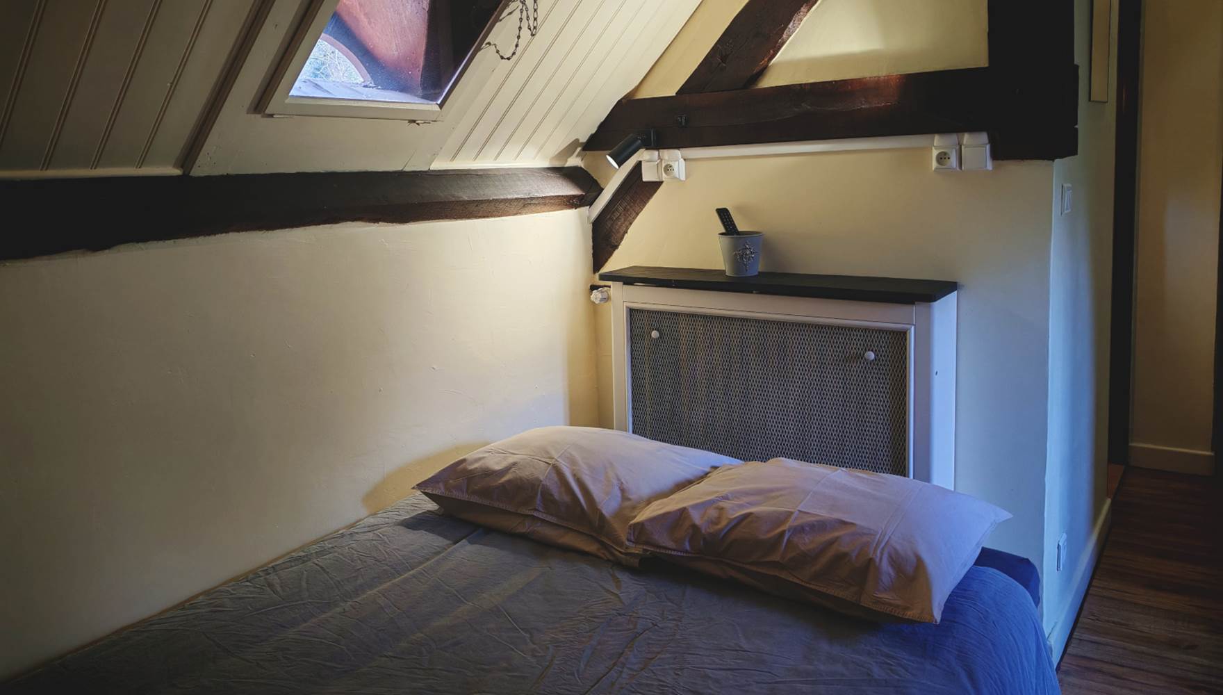 Coin couchage Studio Vert d'Eau. Entrée et salle d'eau (à gauche)