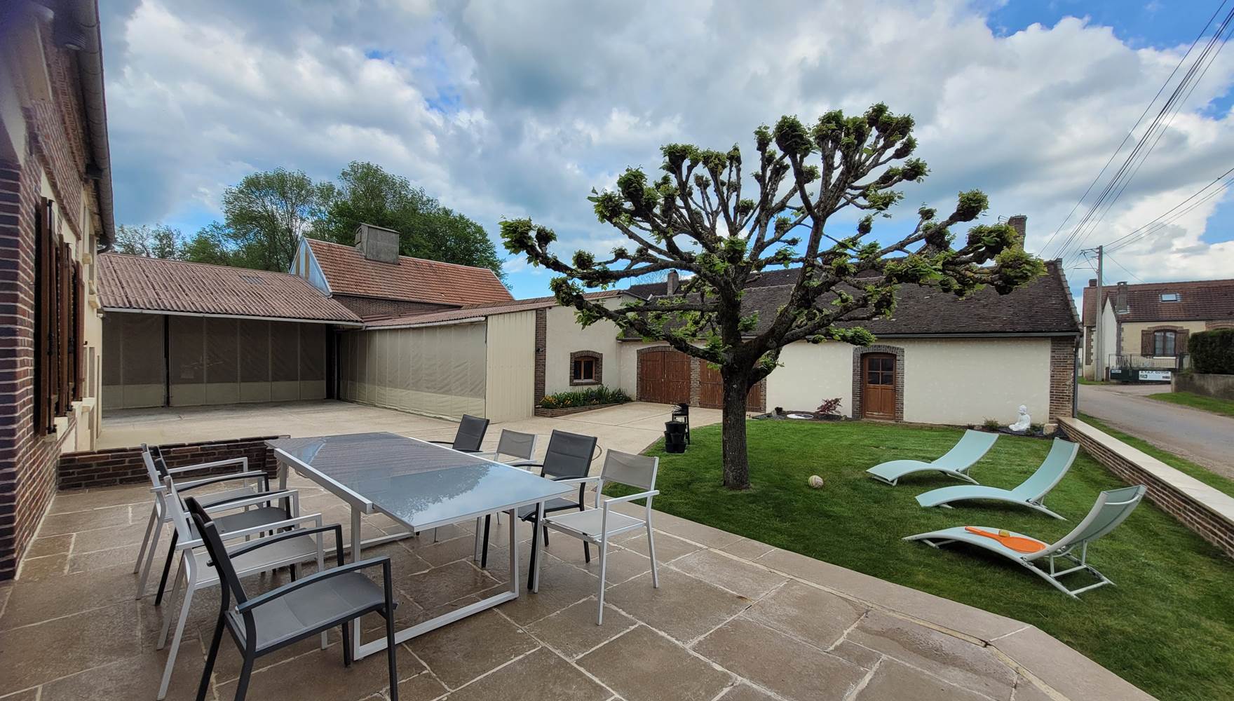 Terrasse et salon de jardin pour partager de bons repas et pourquoi pas un barbecue