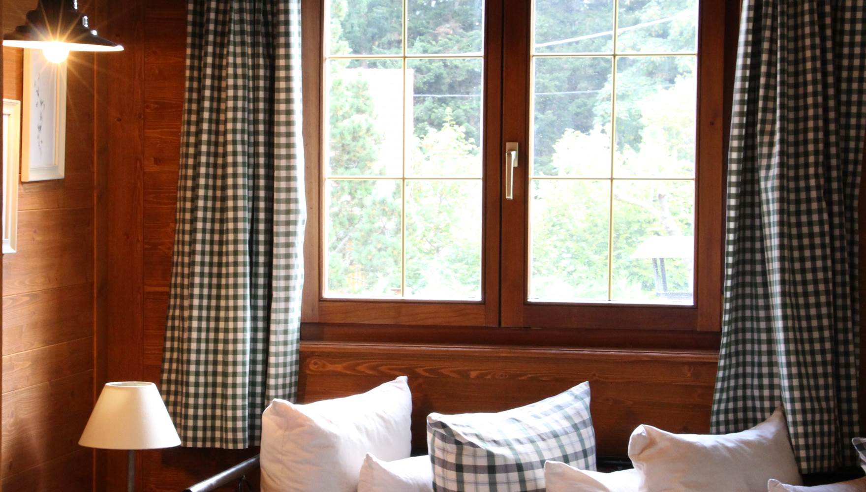 salon en bois et tissus kelsch, vue sur la montagne