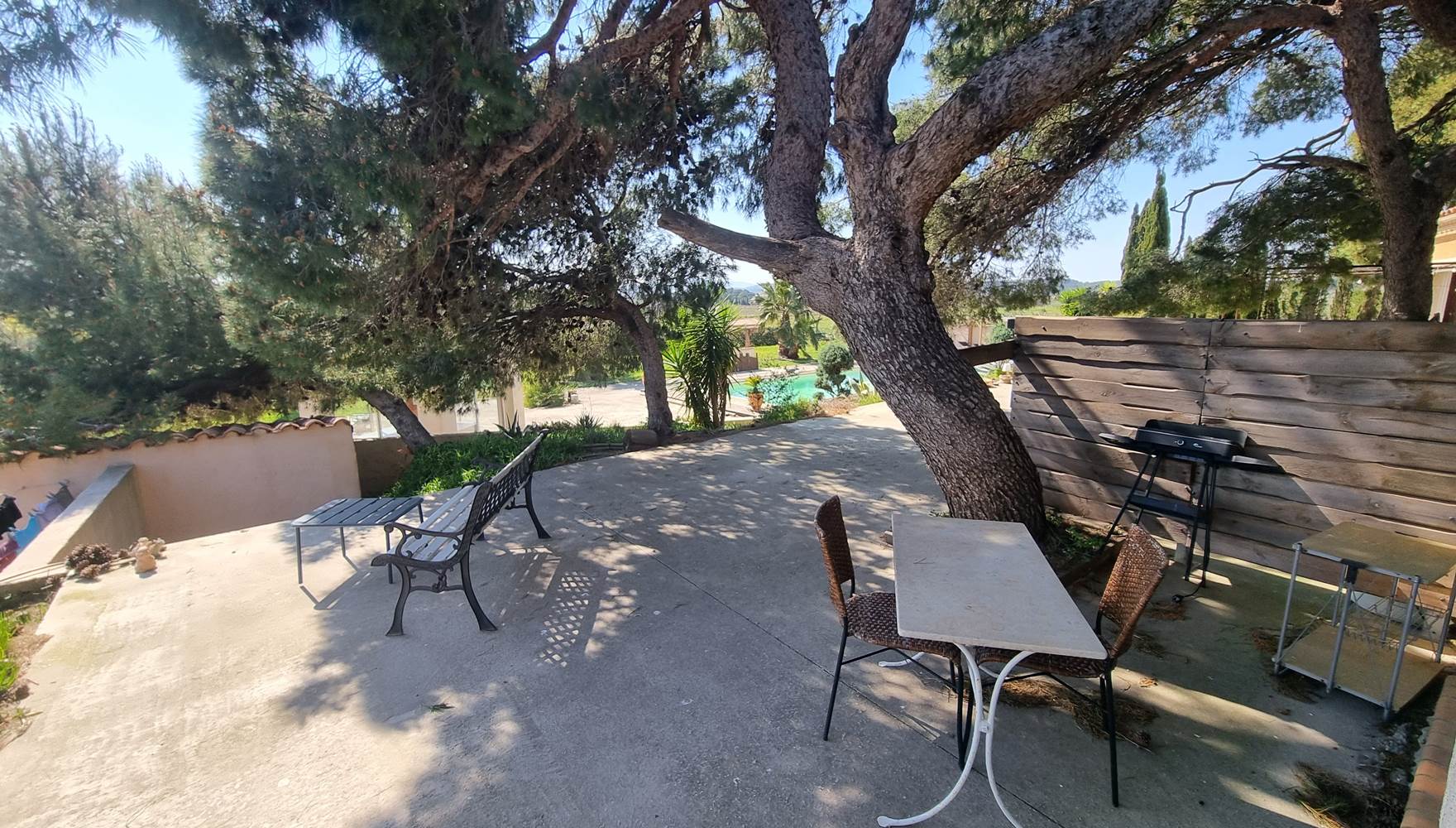 terrasse privée avec table, chaises, chaises longues extérieures
