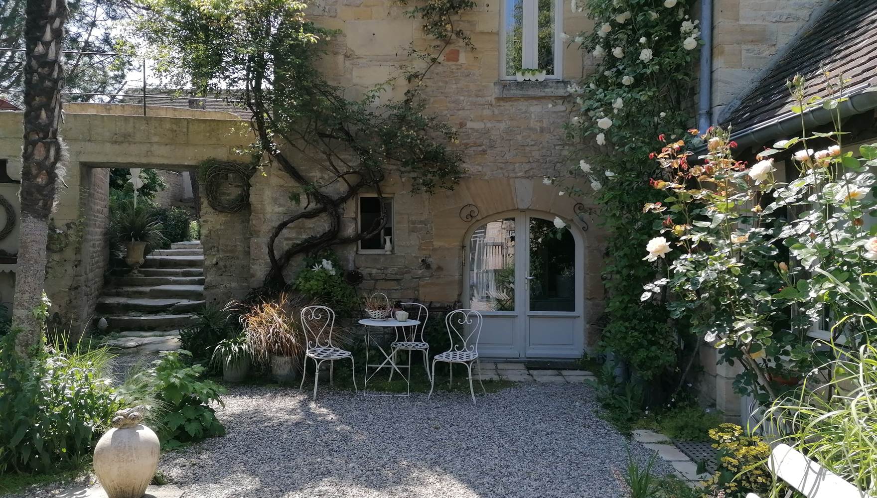 Vue extérieure du moulin classé La Malposte, maison d'hôtes 4 étoiles à Reviers dans le Calvados, Normandie