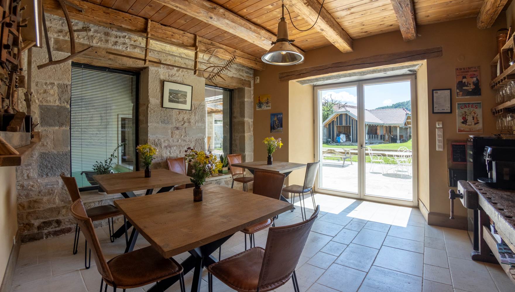 Découvrez l'atmosphère chaleureuse de notre salle de restaurant au Relais des Deux Tours