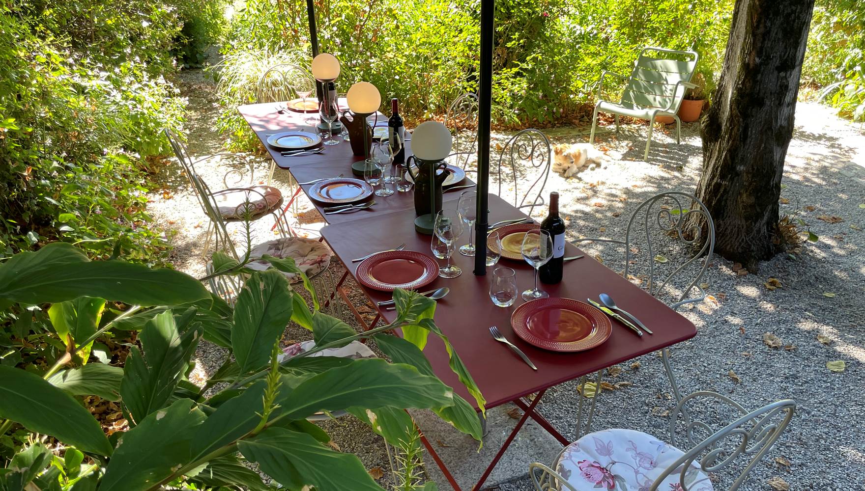 Terrasse dans le jardin à l'ombre d'un tilleul