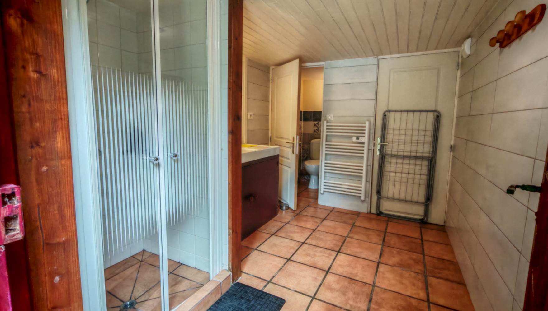 Salle d'eau privatif. Entrée par l'extérieur