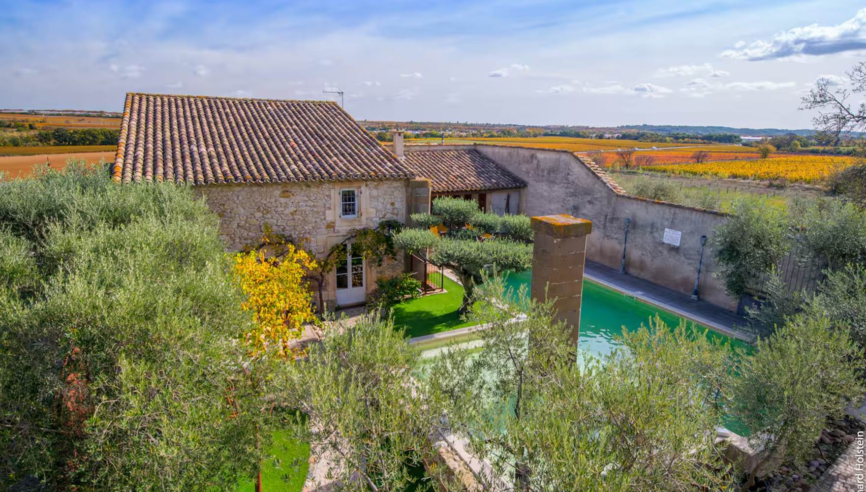 Maison médiévale rénovée en pierre au cœur du Domaine Sainte Suzanne dans l’Hérault