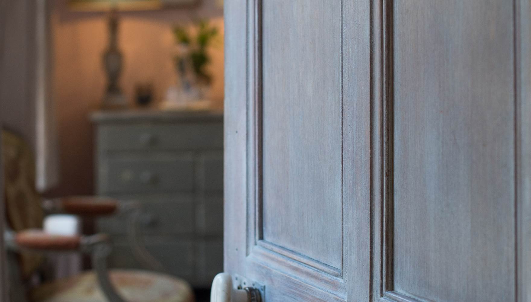 entree-chambre-rose-porte-bois-patine-decoration-honfleur-calvados