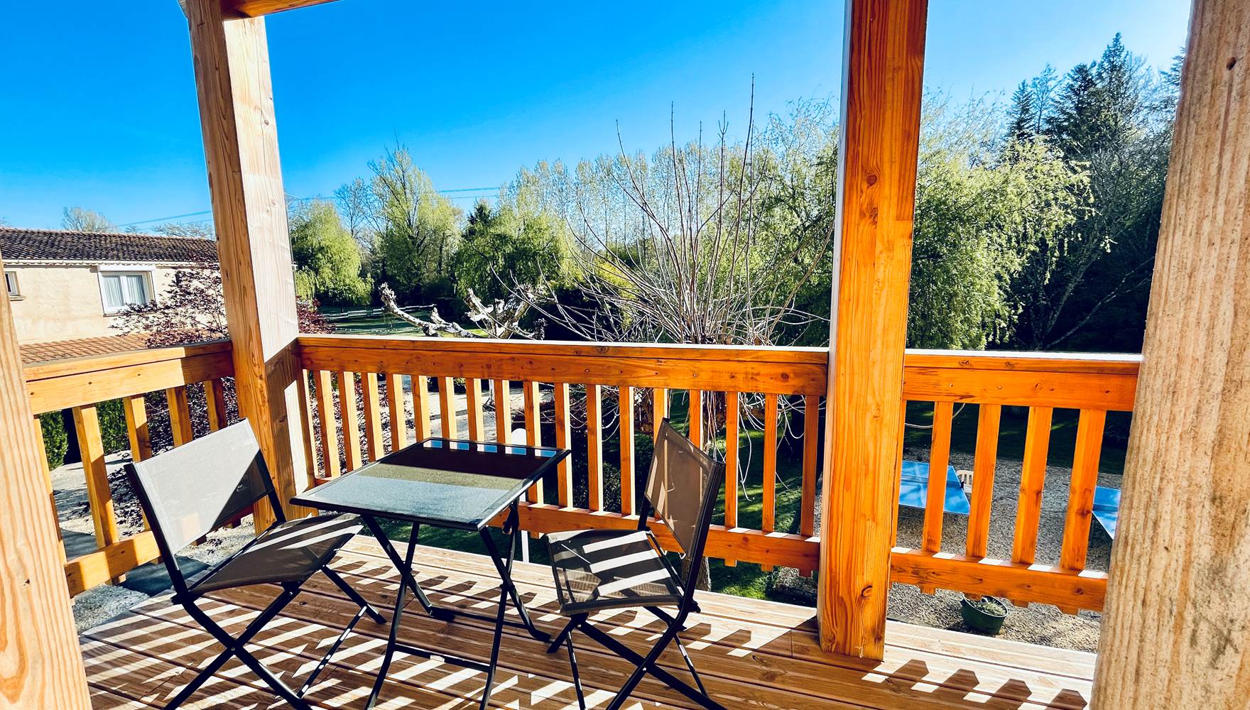 vue balcon chambre fruits