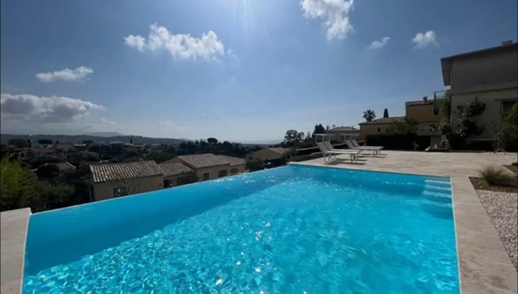 Domaine Lou Bel Azur- La piscine à débordement