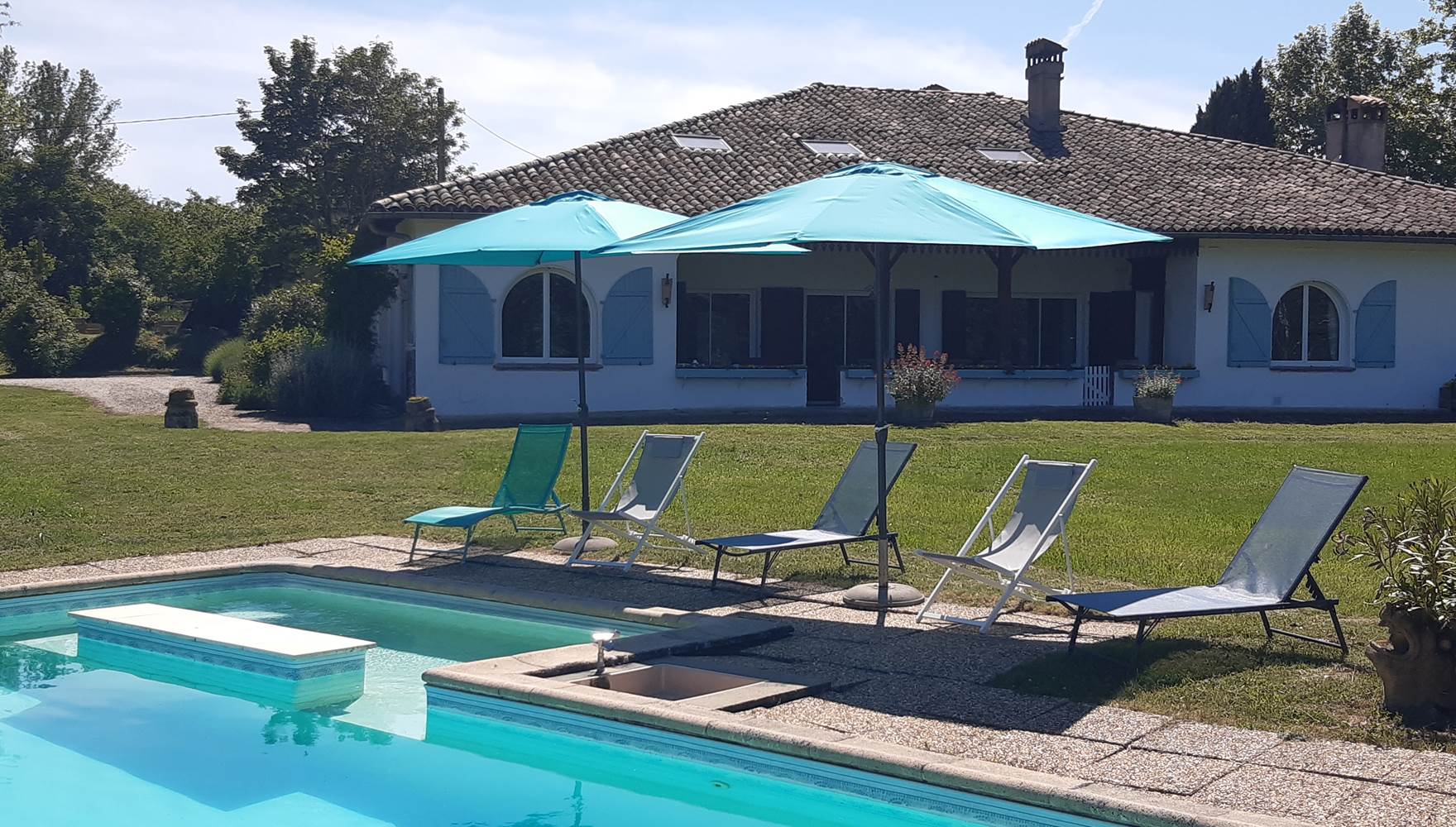 vue de la piscine sur gite