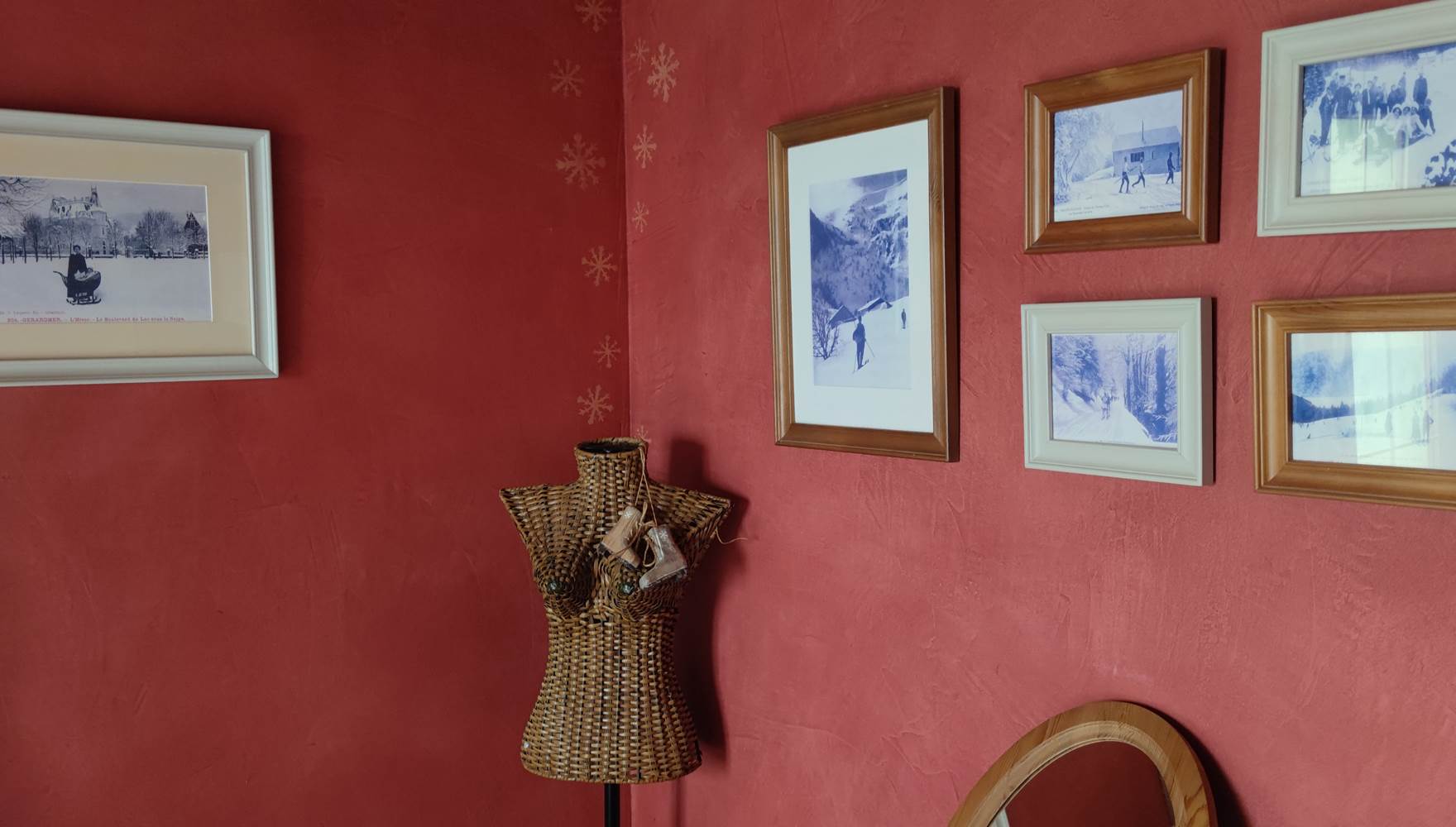 detail décoration chambre flocons tableaux anciens ski dans les vosges