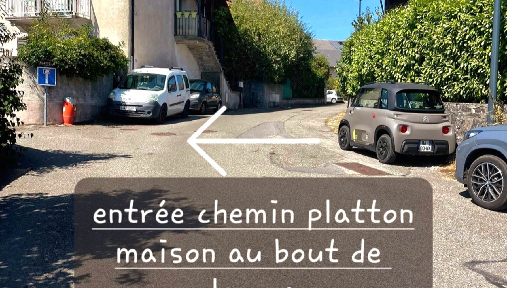 Entrée du chemin platton places de stationnements le long du mur à droite