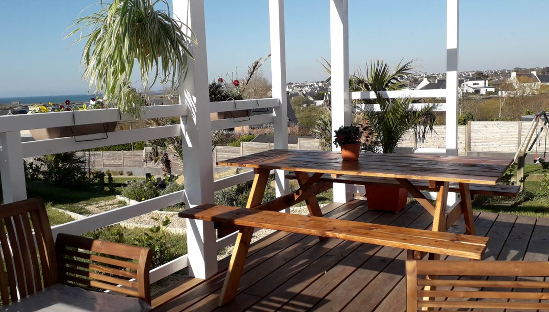 Terrasse en bois avec belle vue mer à Plouarzel, parfaite pour une halte familiale détente en Bretagne.