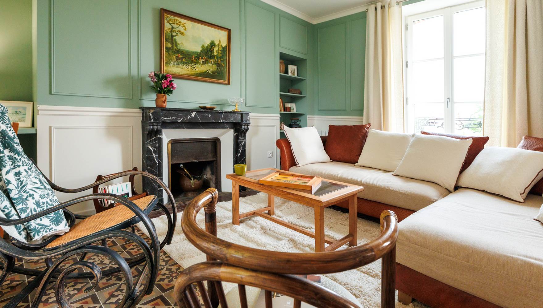 Vue salon table gite de charme Le Quatre Feuilles proche du Puy du Fou