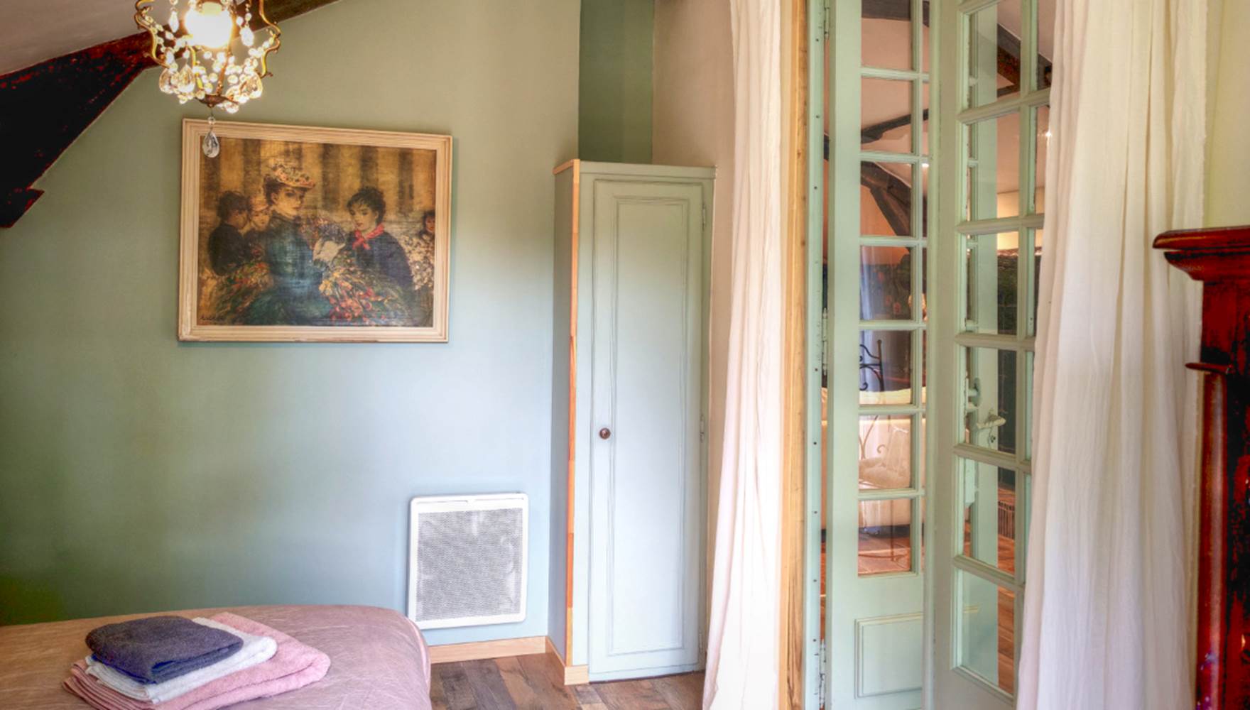 Chambre rez-de-chaussée. Accès vers le balcon.