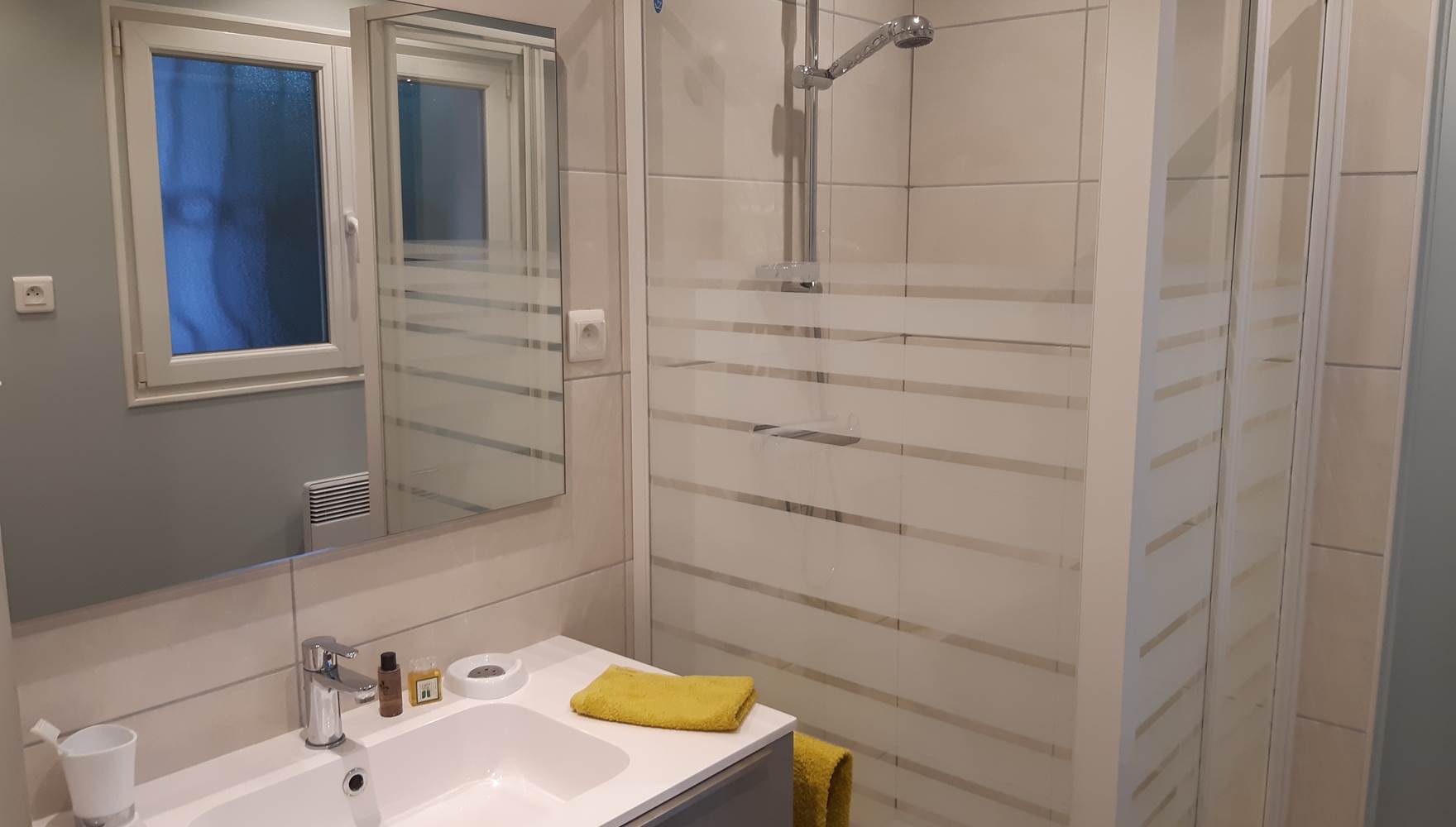 la salle d'eau de la chambre tournesol