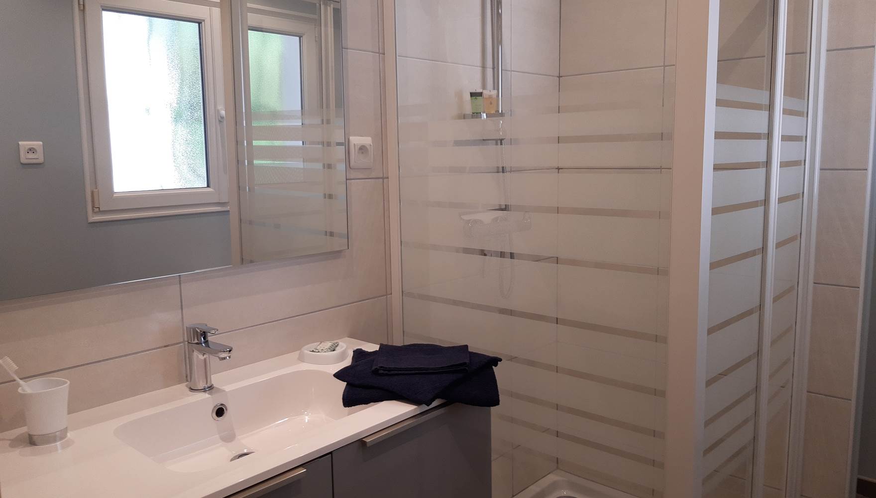 la salle d'eau de la chambre Tournesol est très lumineuse